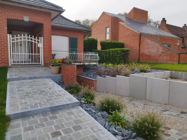 Une entrée repensée, du garage au jardin