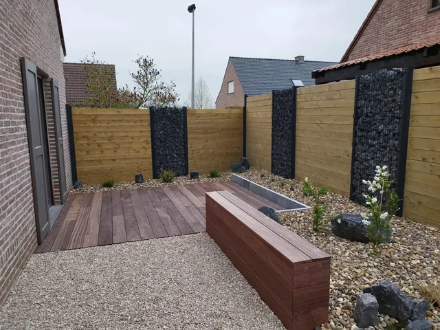 Un espace détente en padouk, entre jacuzzi et jardin minéral