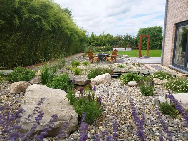 Un jardin de rocaille fleuri, entre pierre sèche et terrasse arrondie