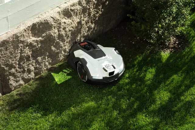 Robot Husqvarna Automower 410VE NERA en train de tondre une pelouse