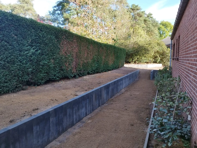 Les éléments en béton structurent les niveaux du terrain.