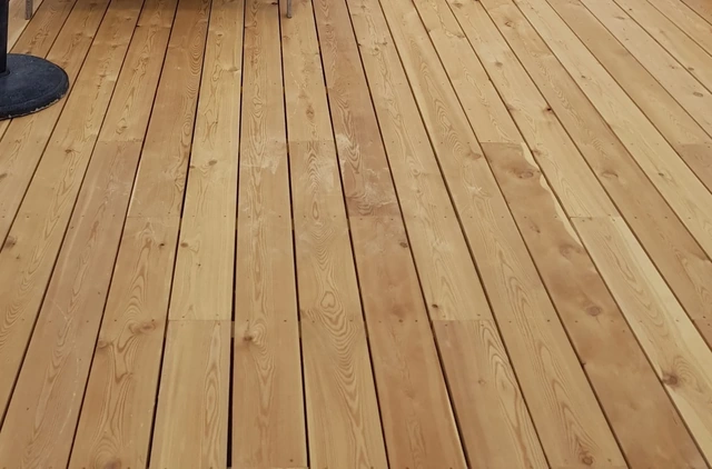 Le platelage en bois et ses finitions.