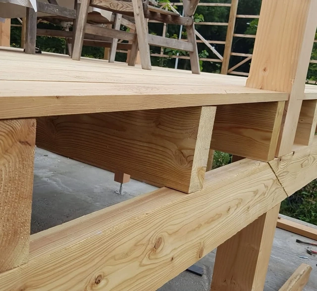Détail de la structure en bois pendant la construction.