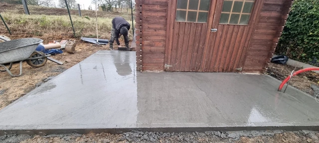 Une dalle en béton pour aménager les abords d’une annexe.