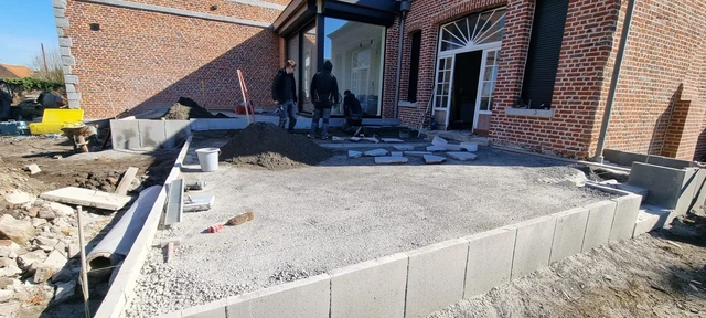 La préparation de la terrasse avant la repose des cassons.