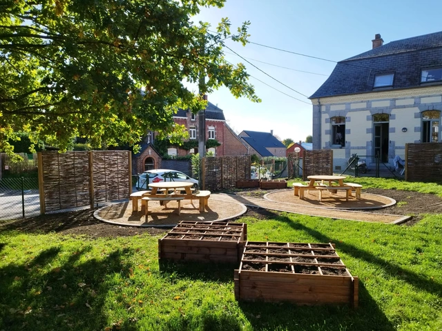 Les carrés potagers et les tables invitent à jardiner et à se retrouver.