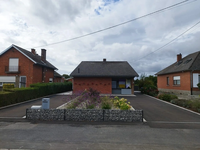 Vue d’ensemble de la devanture depuis la rue.