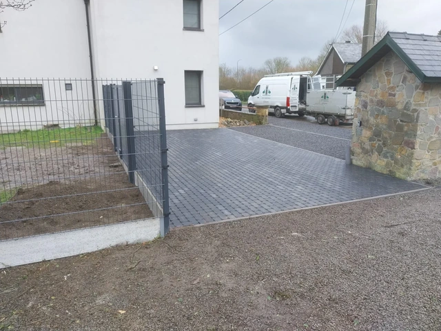 La devanture terminée, avec les bordures et les surfaces en gravier.