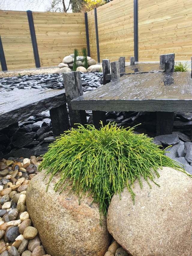 Le petit pont au-dessus de la rivière de schiste.