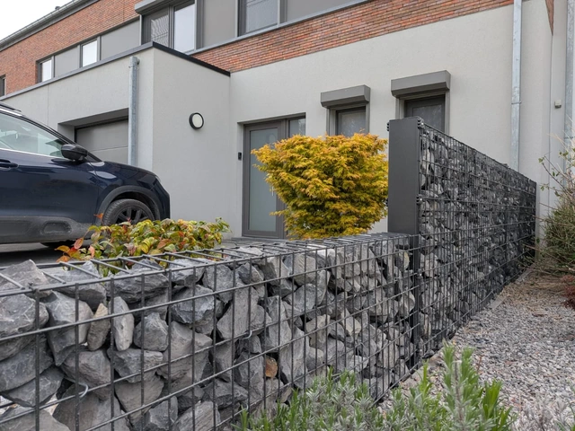 La clôture en gabions marque la séparation avec la parcelle voisine.