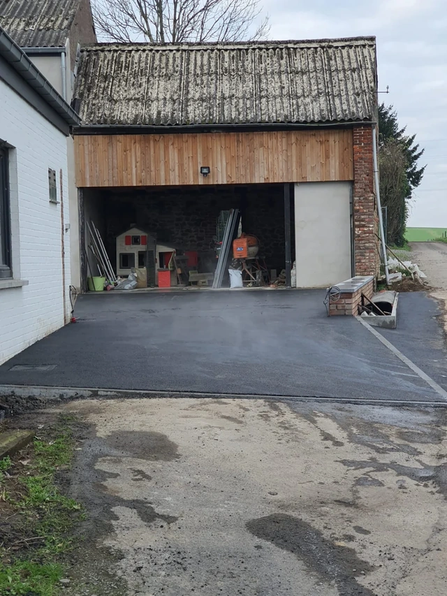 À Ghislenghien, un accès de garage remis en état par un revêtement en asphalte.