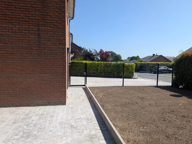 Le passage pavé et les abords remis à niveau.