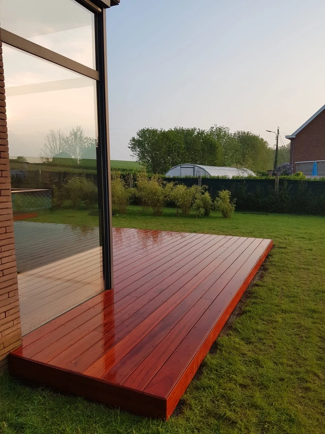 La terrasse longe les grandes baies vitrées.