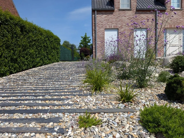 Le passage en barres de schiste conserve l’accès à l’arrière.