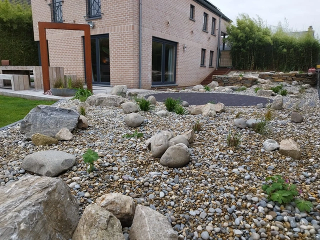 Juste après plantation, les jeunes plants occupent encore peu de place. Les espaces laissés entre eux leur permettent de grandir et de prendre leur ampleur : un jardin se construit aussi avec le temps.