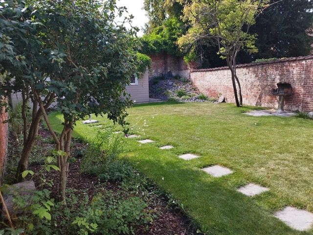 Les pierres récupérées sur place dessinent l’accès à l’annexe.