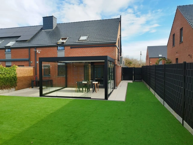 Après : le jardin transformé, avec sa pelouse synthétique et sa terrasse.
