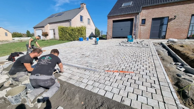 La réalisation de la grande allée en pente.