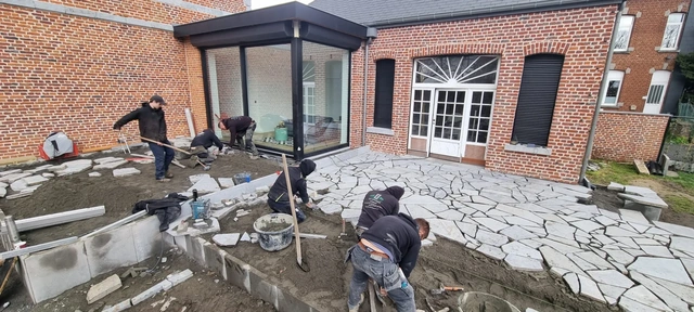 La repose des pierres pendant le chantier.