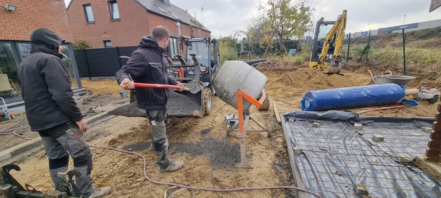 Notre équipe au travail pendant la transformation du jardin.