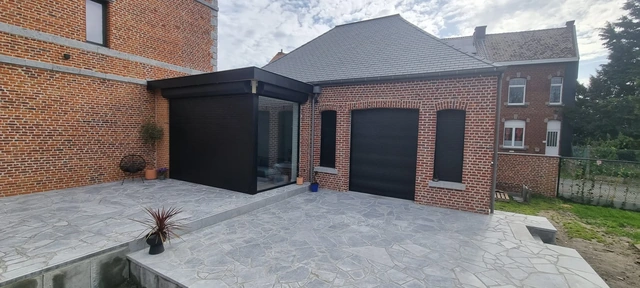 La terrasse en cassons de pierre bleue après sa rénovation complète.