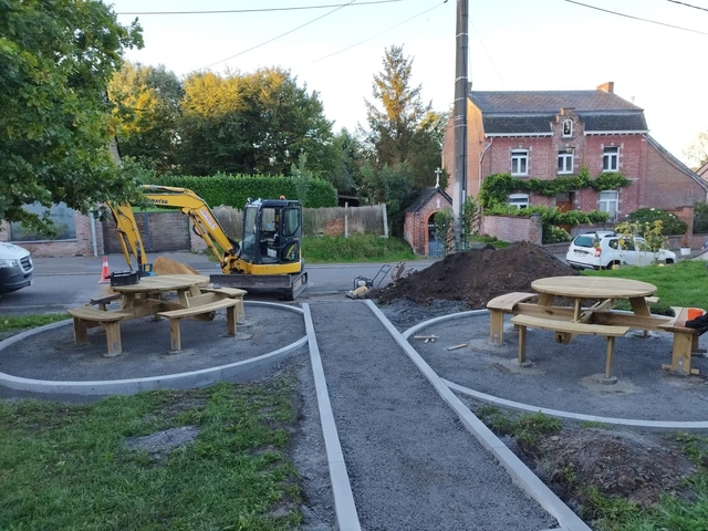 Les chemins et les aires circulaires prennent forme pendant le chantier.
