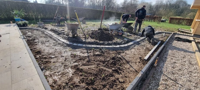 La préparation des parterres pendant le chantier.