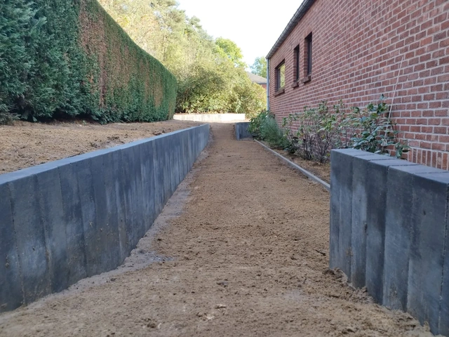 Les retenues de terre en béton le long de la maison.