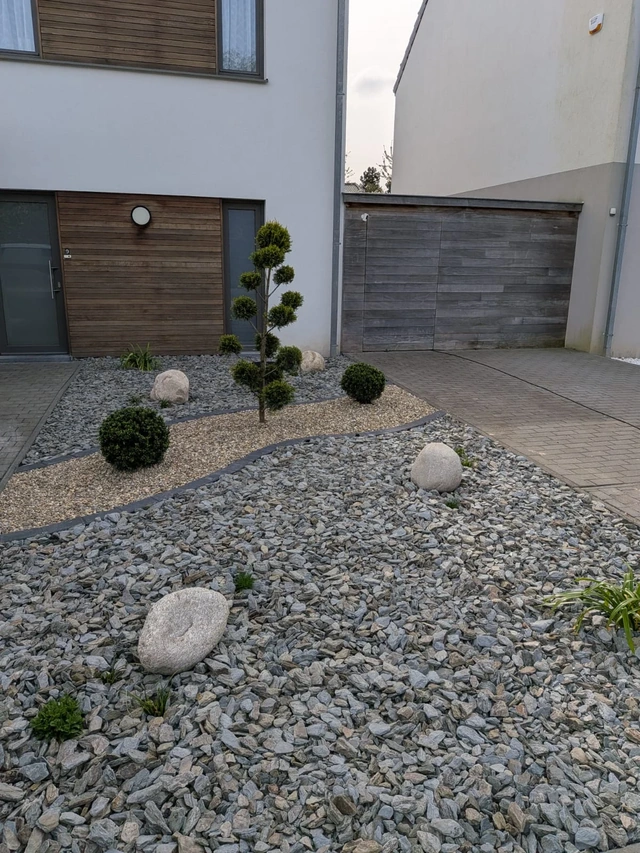 Le chemin décoratif serpente dans le schiste et invite le regard à parcourir le parterre.
