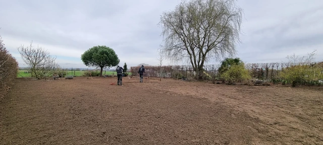 Le terrain préparé avant la mise en place du gazon.