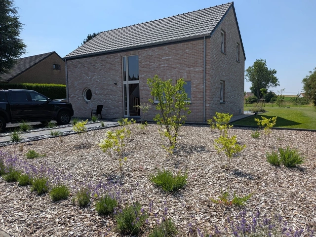 Le parterre de devanture et ses plantations dans le paillage minéral.