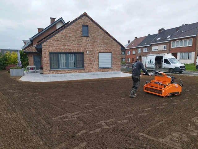 Semis d’une pelouse sur un terrain préparé autour d’une habitation