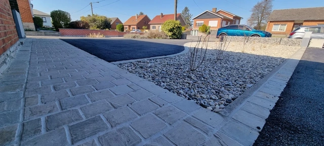 Le petit trottoir devant la maison reprend les pavés Kandla du contour.