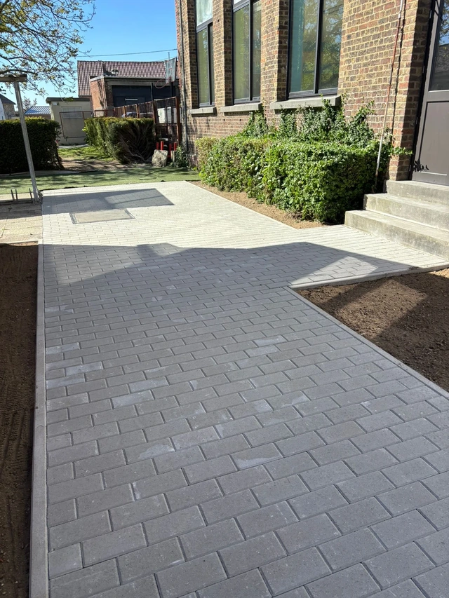 Le nouveau pavage accompagne les accès aux bâtiments.