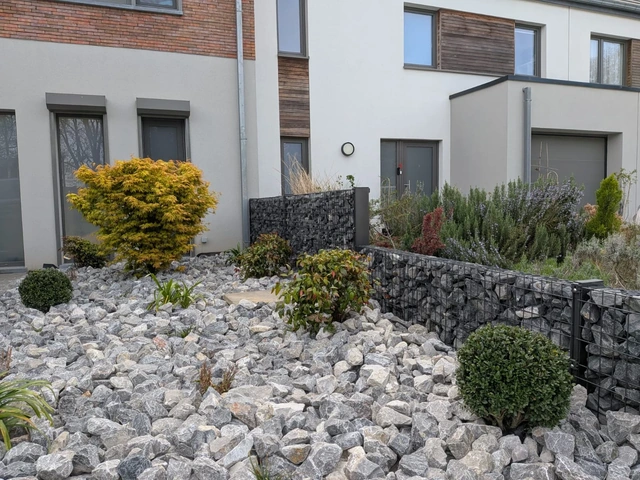 Les grosses pierres du second parterre rappellent le remplissage des gabions.