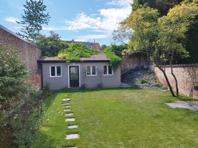 Le jardin réaménagé et son chemin de pierres vers l’annexe.