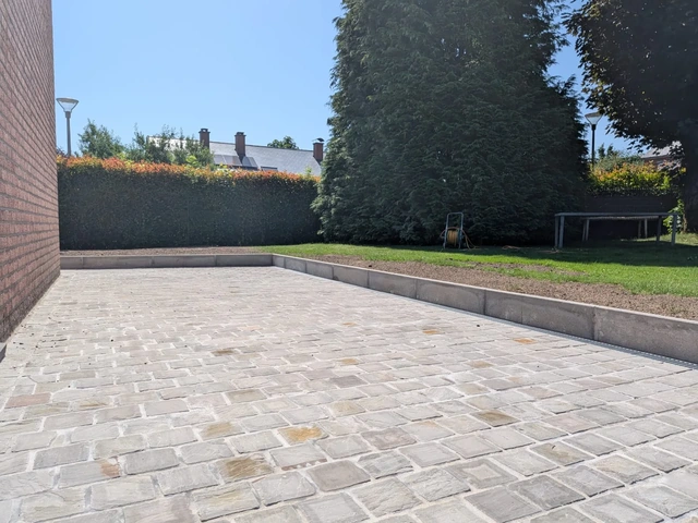 La terrasse arrière en pavés Kandla.