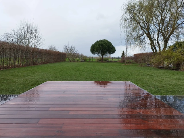La partie en bois apporte un contraste chaleureux à la céramique.