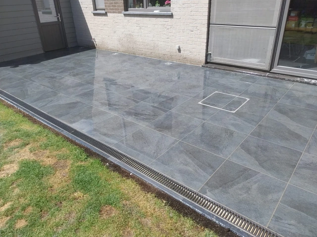 À Ath, une terrasse en céramique imitation pierre bleue.