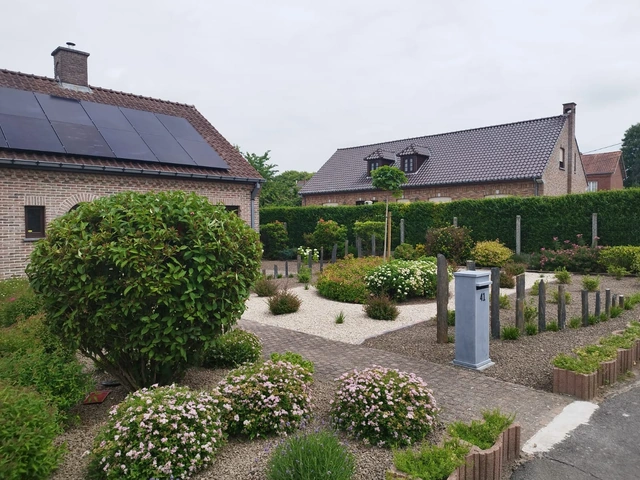 Les plantations et les surfaces minérales accompagnent l’entrée.