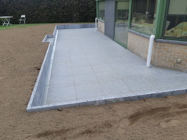 À Ath, la création d’une terrasse en dalles.