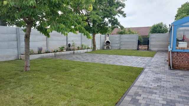 Le trottoir et la terrasse en clinkers organisent les espaces du jardin.