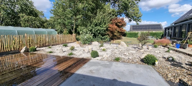 Une vue ouverte sur le jardin depuis la terrasse.