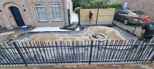 Le dessin du parterre de devanture pendant les travaux.
