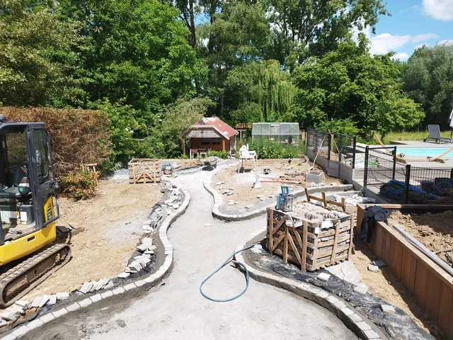 La mise en place des courbes et des bordures pendant le chantier.
