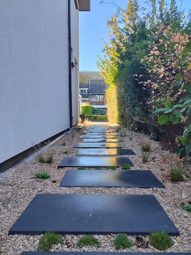 Le passage en dalles le long de la maison.