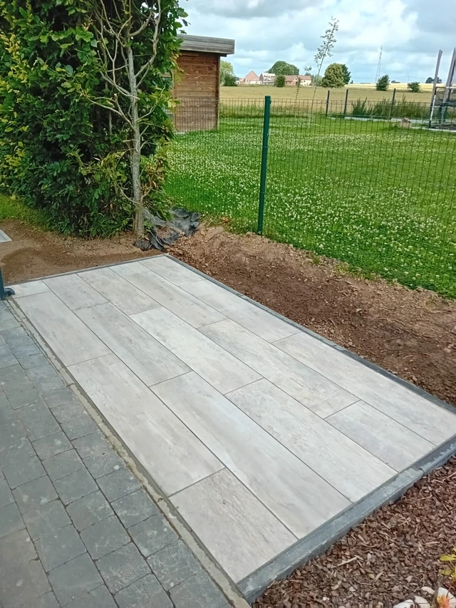 La seconde petite terrasse reprend le même esprit de finition.