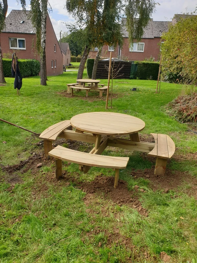 À Chièvres, des tables et bancs de pique-nique pour un espace partagé.