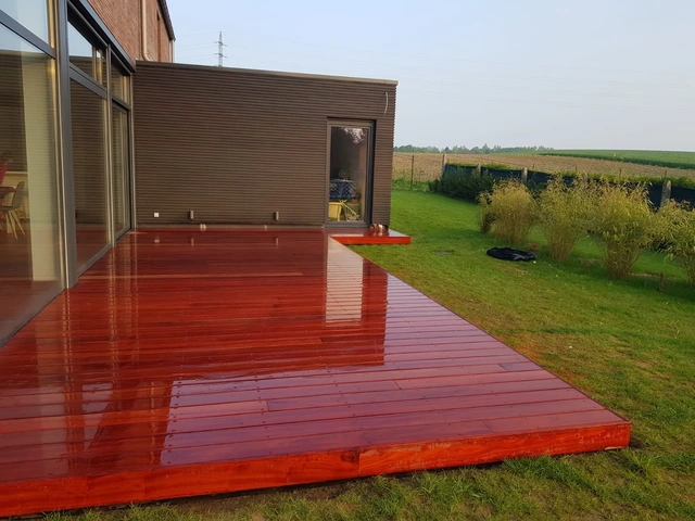 Le bois prolonge les espaces de vie vers le jardin.