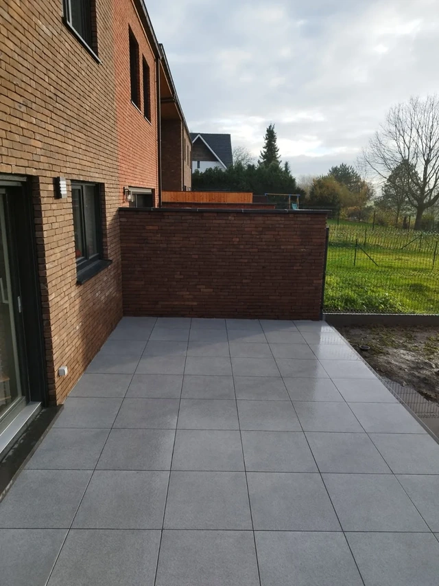 À Villers-Saint-Amand, une terrasse pour profiter de l’arrière de la maison.
